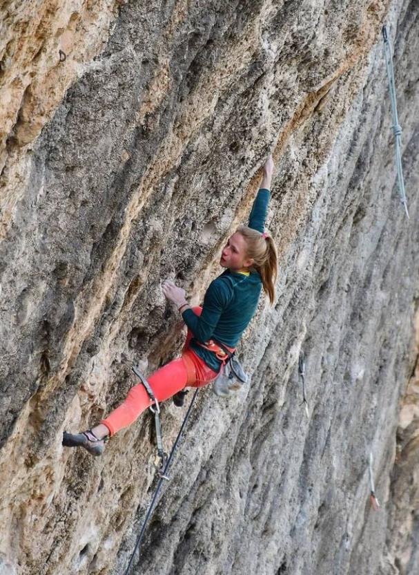 Martina Demmel climbing Joe Cita (F9a). ?: @tonimasbuchaca